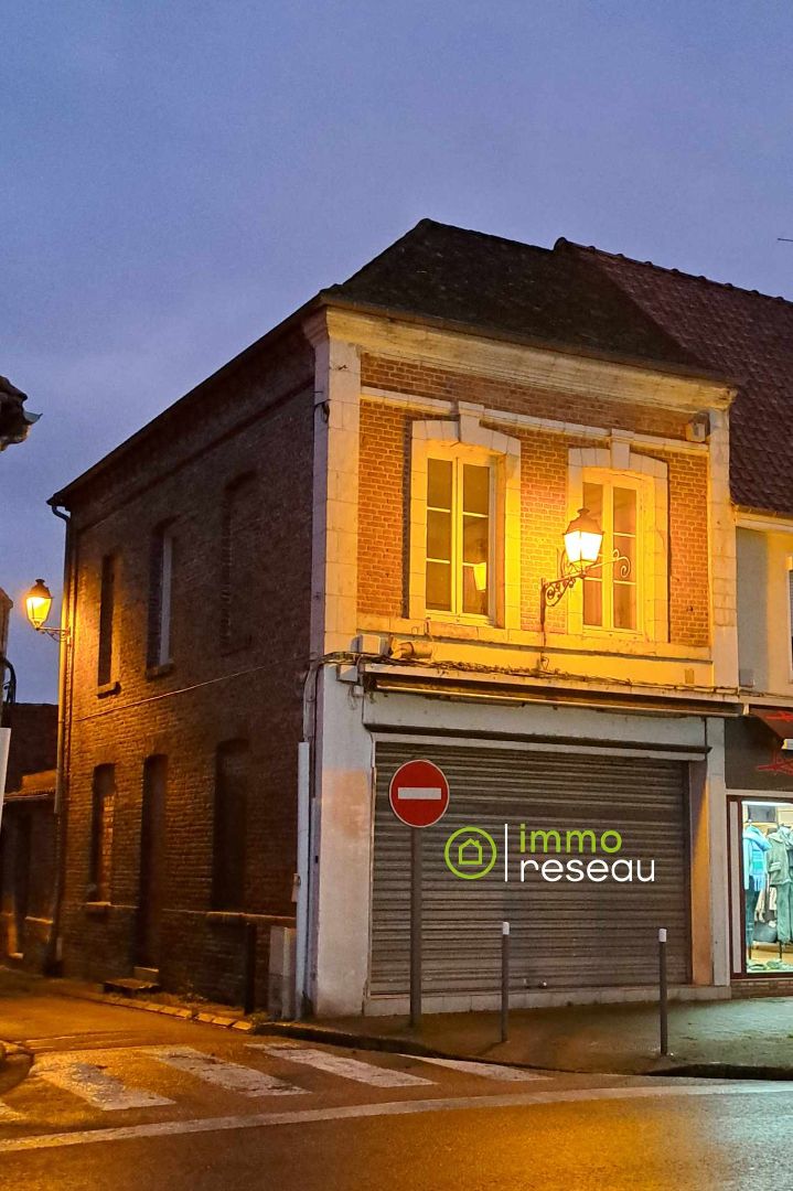 Immeuble à rénover composé d'un local commercial et d'un F4 en duplex dans le centre d'Auxi le Château