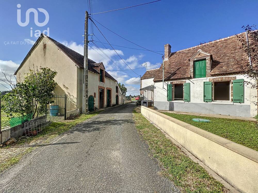 Maison de campagne à rénover, belle grange et dépendances.