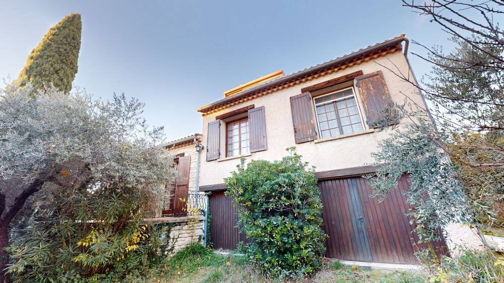 CARPENTRAS -  Idéal Famille - Maison traditionnelle à rénover - 6 pièces - 153 m², 4 chambres.