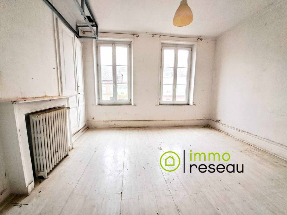 Immeuble à rénover composé d'un local commercial et d'un F4 en duplex dans le centre d'Auxi le Château