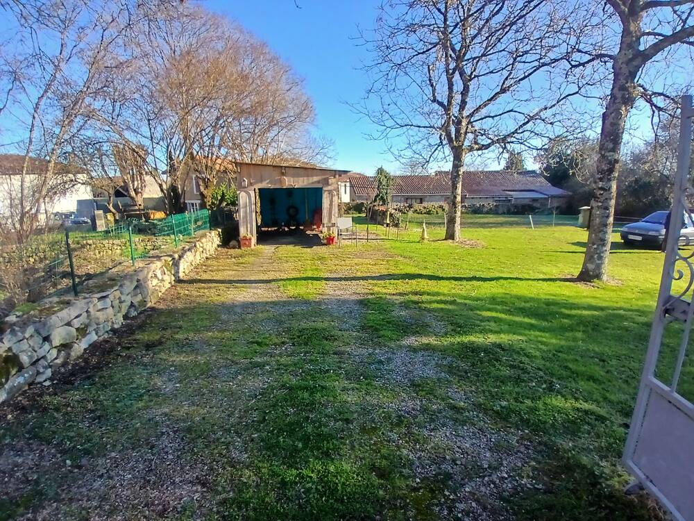 Maison de village en pierre avec garage et deux terrains – Proche Champagne-Mouton